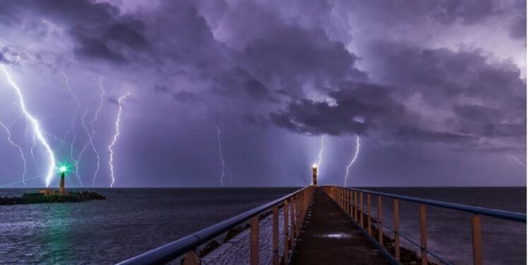 Rrufeja në det, a duhet të kemi frikë?!