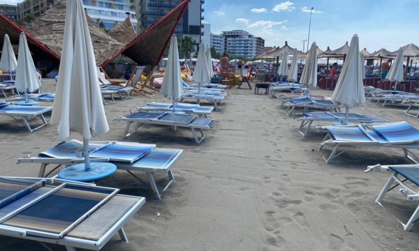 Rritja e çmimeve dhe rënia e euros, “boshatiset” plazhi i Shëngjinit