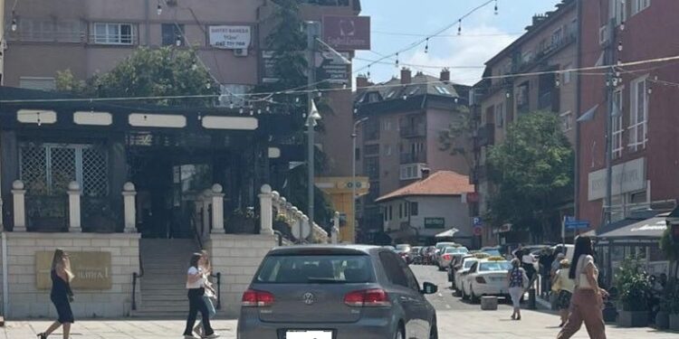 Qytetari futet me veturë tek sheshi ”Nënë Tereza”