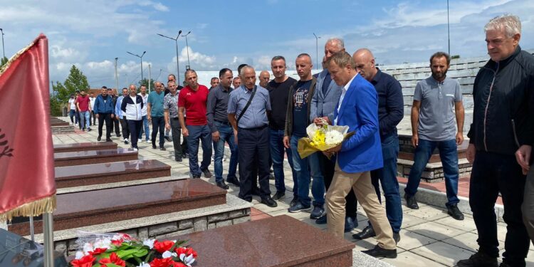 Kryetari Ferizi bën homazhe në nder të dëshmorit Avni Saraçi