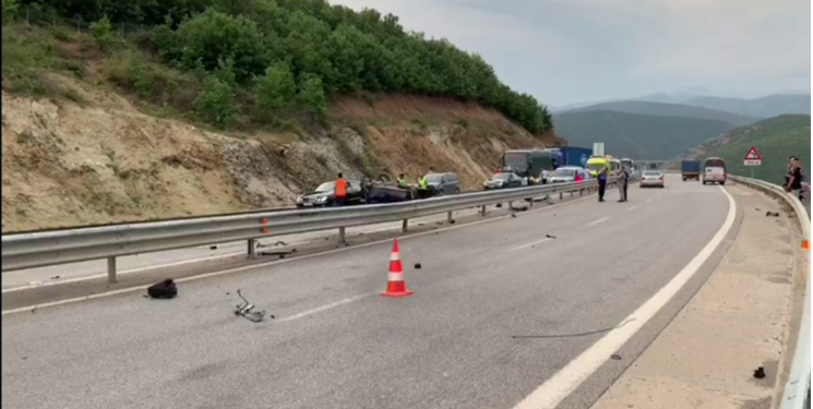 Vetura përplaset me mbrojtëset metalike afër Tunelit të Kalimashit, vdesin dy persona