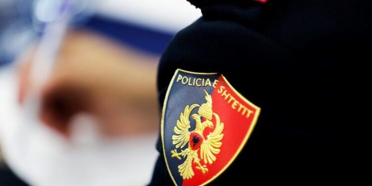 Ministria e Mbrojtjes së Shqipërisë: Kapen katër çekë pranë uzinës së Poliçanit