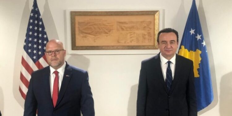Kurti falënderon ambasadorin amerikan: Kontribuoi në zbutjen e situatës në Veri
