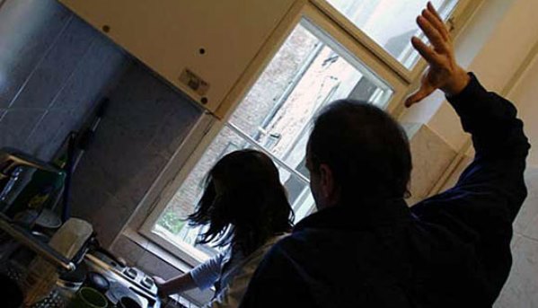 Dhunë brutale e trajtim çnjerëzor: Gruaja nga Vushtrria raporton në Polici për keqtrajtimin nga burri që 24 vite martesë