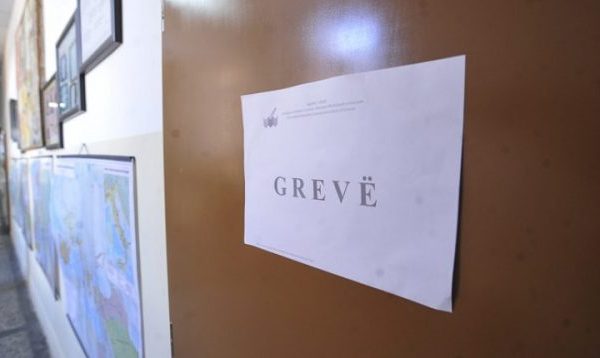 Takohen SBASHK-u me drejtorët komunal të Arsimit: Ose ligjin e pagave ose grevë