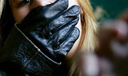 E tmerrshme: Rrëmbehet si në filma 18-vjeçarja në Mitrovicë, rrëmbyesit ia prejnë flokët dhe e torturojnë për disa orë