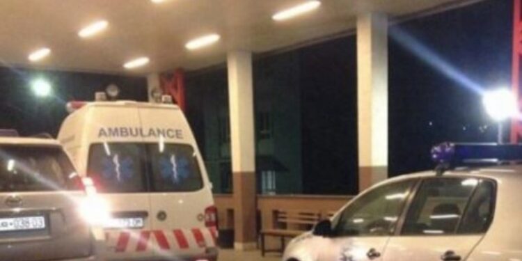 Kushërinjtë e dehur shkojnë me mëngjes në QKUK, ‘kapen’ me personelin mjekësor dhe shkaktojnë dëme – arrestohen nga Policia