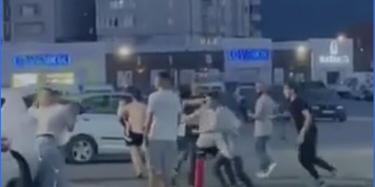 Pamje: Mbi 6 të rinj rrahin dy persona në prani të qytetarëve
