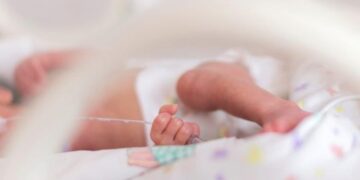 Mrekulli: Burri 75 vjeç dhe gruaja 70, bekohen me fëmijën e tyre të parë 54 vjet pas martesës