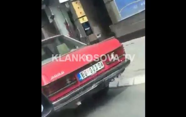 Vetura me targa të Serbisë endet pa ‘stikera’ rrugëve të Prishtinës (VIDEO)