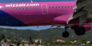 Shikoni pamjet befasuese të aterrimit të avionit: Fluturoi disa metra mbi kokat e turistëve