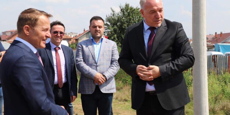 Kryetari Idrizi dhe ministri Damka përurojnë fillimin e ndërtimit të shëtitores krah lumit Silnica në Vushtrri
