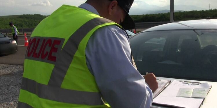 Mërgimtarët nga Zvicra tentojnë t’i korruptojnë policëve që i gjobitën në rrugën për Ferizaj, fillimisht ua ofrojnë 20 euro e më pas 50