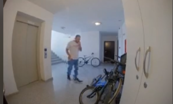 Publikohen pamje / Hajni kapet në kamera duke e vjedhur biçikletën në Prishtinë