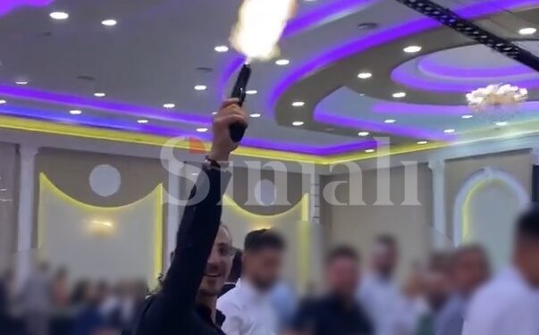 Mërgimtari ia kris armës në mes të restorantit, pamjet i publikon në rrjete sociale (VIDEO)