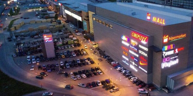 Terr në “Albi Mall” / Ndalet rryma edhe atje, konsumatorët i shfrytëzojnë telefonat për dritë