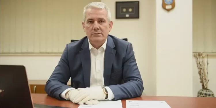 Sveçla: Personat e armatosur dëmtuan veturat e qytetarëve dhe të Policisë, 11 persona u lënduan