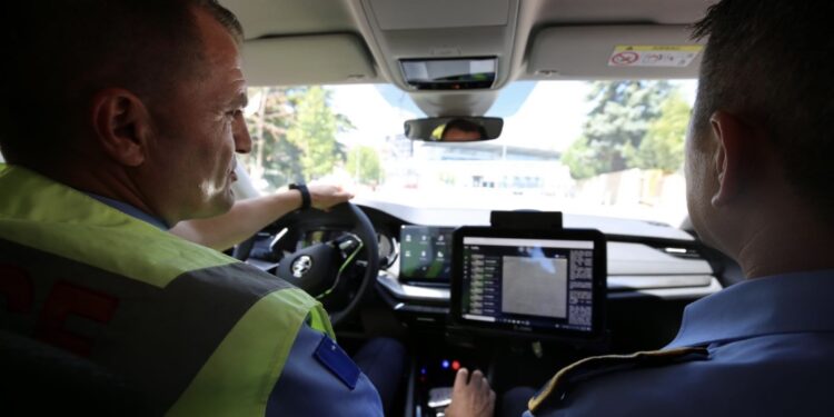 Veturat inteligjente të policisë kanë dalë në terren, nuk mund t’i ikni shkeljeve që bëni në trafik