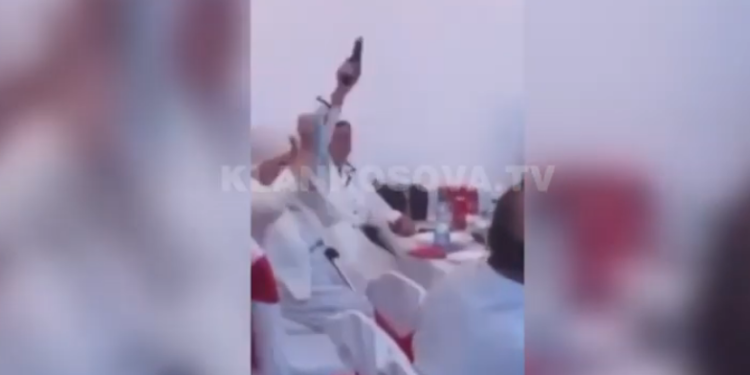 E moshuara gjuan me armë zjarri në një aheng në restorant (VIDEO)