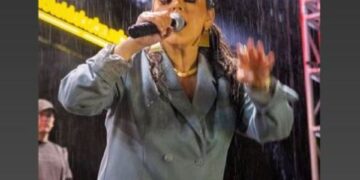 Fifi vazhdon koncertin në shi, Adis Patushi ka dy fjalë për të