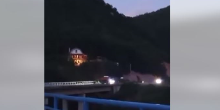 Publikohen pamjet/ Momenti kur Policia e Kosovës sulmohet me armë zjarri në veri