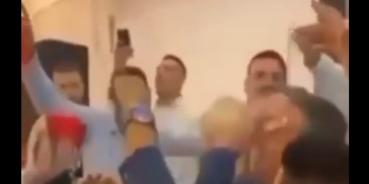 Jasha, jasha shpullë: Dasmori ia kërciti bakshish në ballë këngëtarit, u mbajt në këmbë disi