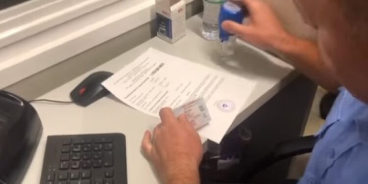 Sveçla del me njoftim: Në pikat kufitare po lëshohet dokumenti për hyrje-dalje, vendimi nuk pezullohet deri në largimin e barrikadave