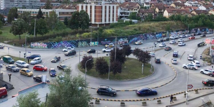 Sulmohet brutalisht një vajzë në parkingun e Viva Freshit te rruga B
