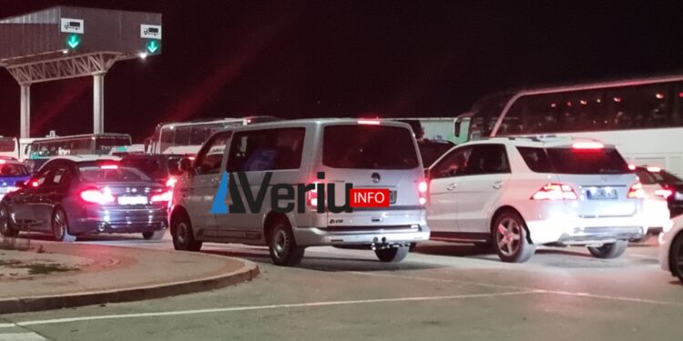 Pas vendosjes së barrikadave në veri, serbët vendosin “barrikada” edhe në kufirin e Merdares (Video/Foto)