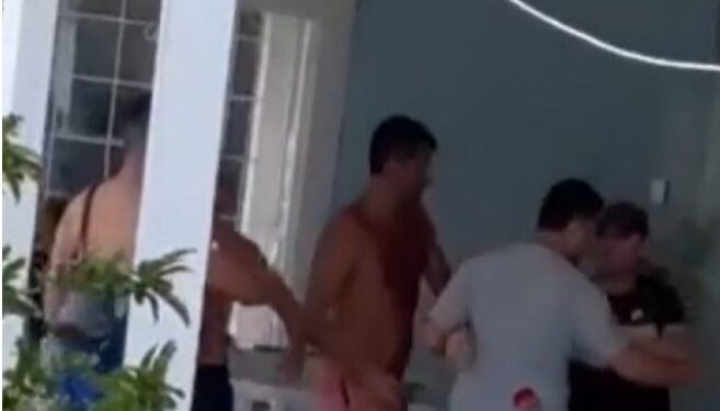 Video skandaloze nga Shqipëria, pronari i restorantit në Sarandë ndjek me thikë klientin
