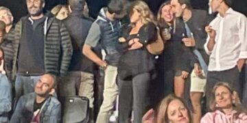 Gerard Pique nuk fshihet më, puthje e përqafime në publik me të dashurën e re