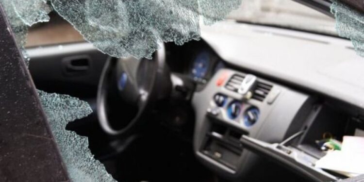 Vushtrriasi i dehur thyen xhamin e veturës së Policisë së Kosovës