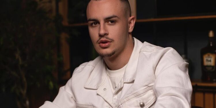 Don Xhoni shpenzoi mbi një mijë euro për një veshje