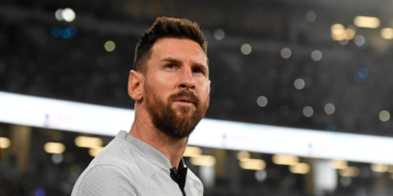 Messi mbetet i shtangur pasi Mbappe e godet në krah