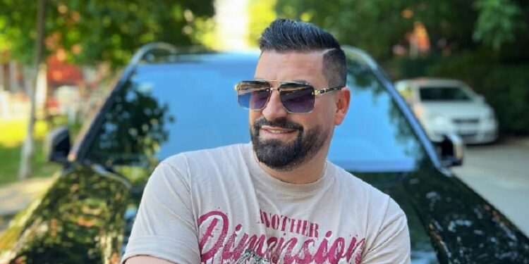 Meda prezanton motrën e tij, ka një urim për të