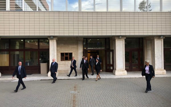 Përfundon takimi, Escobar nuk deklarohet për media