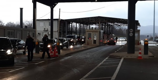 Deri në tri orë pritje në Merdarë