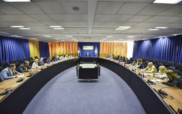 Kurti takon përfaqësuesit e shteteve anëtare të NATO-s dhe BE-së, i njofton me kornizës e marrëveshjes me Serbinë
