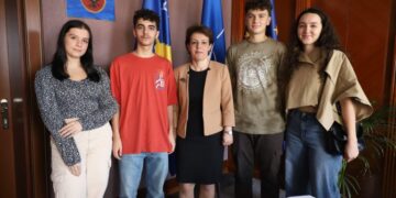 Ministrja Donika Gërvalla – Schwarz takoi ekipin përfaqësues të Kosovës të garës ndërkombëtare të robotikës “FIRST Global Challenge”