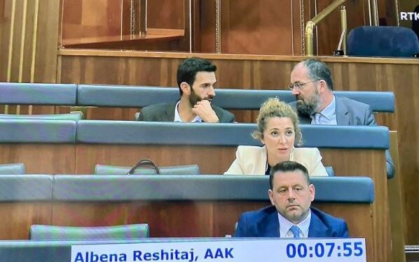 Deputetët Rrahmani e Agusholli i “shkëputen” VV-së, ulen kah AAK-ja