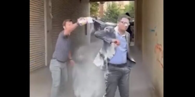 Dardan Molliqaj publikon videon duke e hedhur me miell Hekuran Muratin