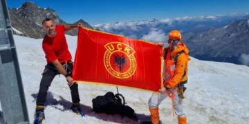 Flamuri i UÇK-së valëvitet në majën e Matterhorn në Alpet zvicerane