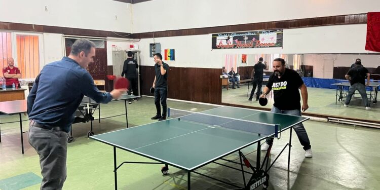 E shtuna sportive, Glauk Konjufca relaksohet në një “seancë” ping -pongu