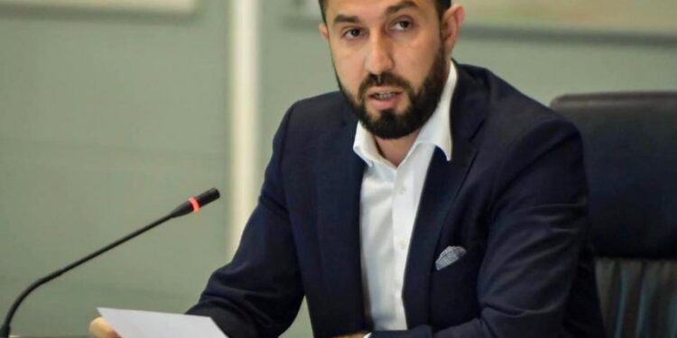 Krasniqi ju bën thirrje kryetarëve të komunave: Bëjuni presion operatorëve të përfundojnë projektet