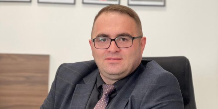 Berisha: Për shkak të vendosjes së stikersave rreth 30 mije vetura u siguruan më shumë