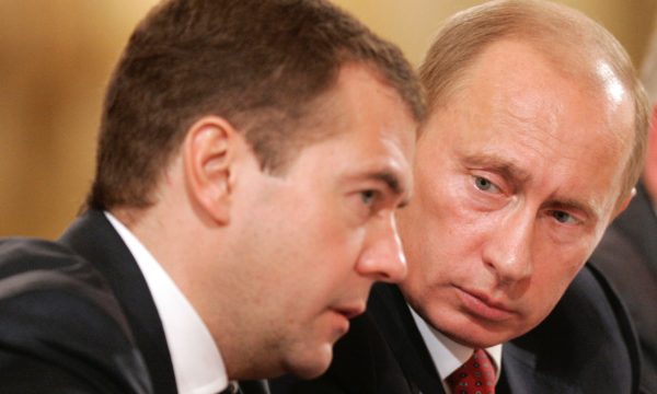 Medvedev kërcënon Perëndimin: Shpërbërja e dhunshme e një fuqie bërthamore si Rusia është një lojë shahu me vdekjen