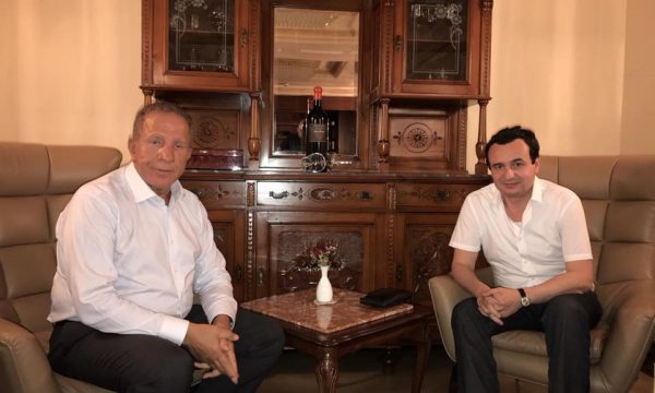 Pacolli i lutet Kurti të ulet në karrigen e parë të veturës dhe ta sheh gjendjen e rrugëve në Kosovë