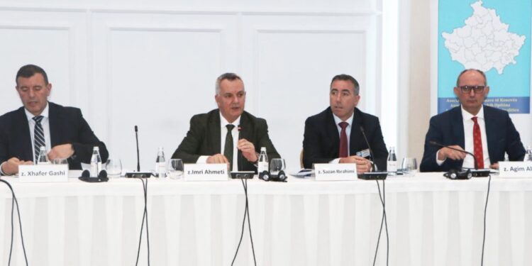 Asociacioni i Komunave mban takim urgjent, kritikon MF-në për mosekzekutim të pagave
