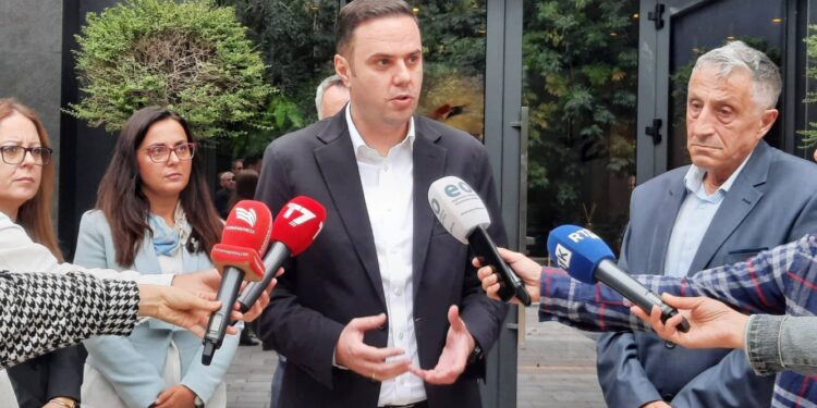 Abdixhiku pas takimit me sindikalistët: Ndalja e pagave është joligjore, s’kemi nevojë për konflikte