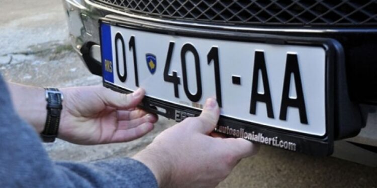 Për tetë ditë, vetëm tri automjete i kthyen targat në RKS